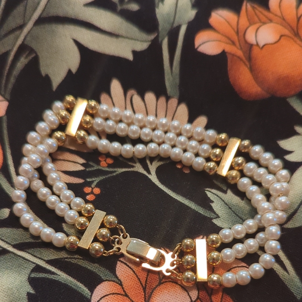 Elegant Pearl and Gold Beaded Bracelet